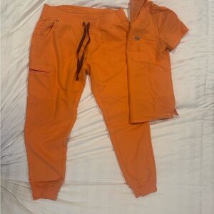 Figs Shaka Orange Jogger Scrub Set